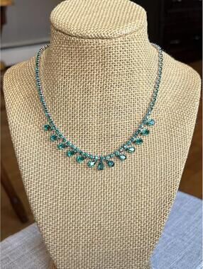 Vintage WIESNER Green Rhinestone Teardrop Fringe Necklace Silver Tone Statement